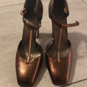 Like new Ferragamo heels size 8 no box no cover , great condition